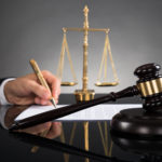 Adwokat to obrońca, którego zadaniem jest sprawianie pomocy z przepisów prawnych.
